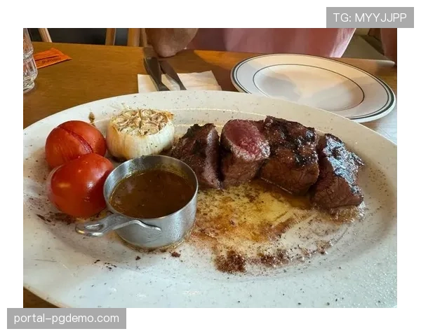 环巴斯克地区赛，车手在补给点分享当地特色美食成传统