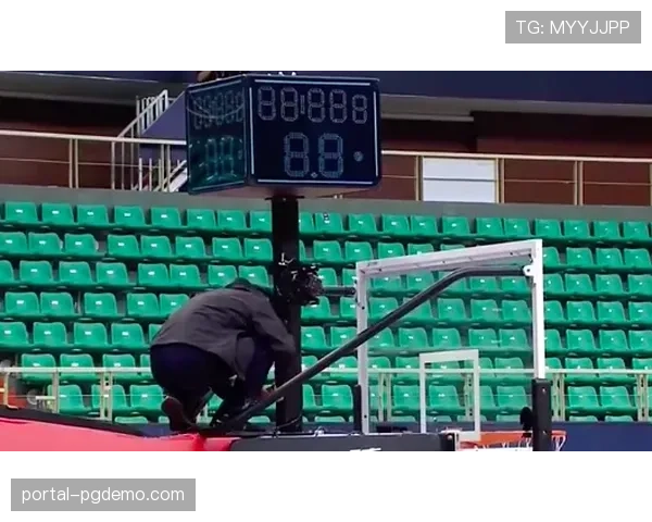 特写:弗洛西诺内主场突发照明故障,比赛中断15分钟